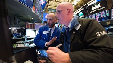 Dow Jones cae más de mil puntos