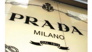 Prada apuesta al rejuvenecimiento de la marca 