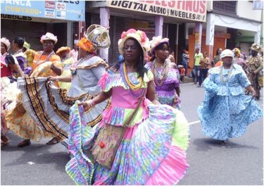 Concurrido desfile de la etnia negra en Colón