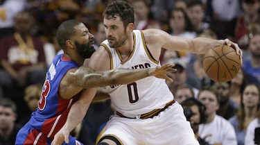 Irving, LeBron y Love le dan primer triunfo a Cavaliers en 'playoff'