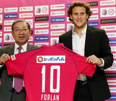 Forlán es presentado en Japón y espera estar listo para el Mundial