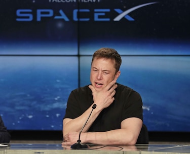 Un vehículo deportivo Tesla viaja por el espacio