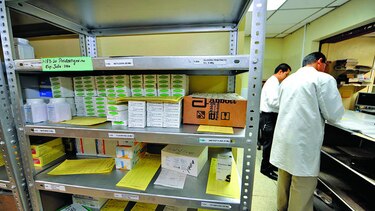 Denuncian escasez de medicamentos