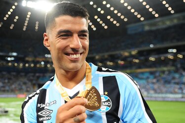 Luis Suárez puede necesitar una prótesis en la rodilla, admite presidente de Gremio