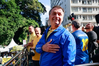 Jair Bolsonaro ‘continúa estable y sin hipo’ tras una noche de crisis