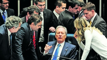 Senadores votan por juicio