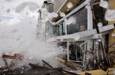 Qué son las ondas Kelvin detrás del oleaje destructivo que está afectando a las costas de México y el sur de California