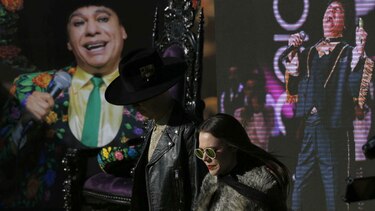 Admiradores viven emoción en homenaje a Juan Gabriel