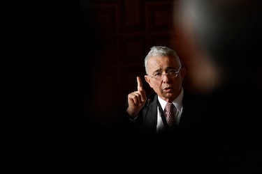 El expresidente colombiano Álvaro Uribe es condenado a 12 años de prisión domiciliaria