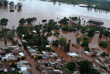 Miles de desplazados por inundaciones en el Cono Sur