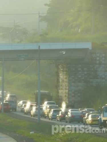 Camión averiado afecta tráfico en vía del puente Centenario