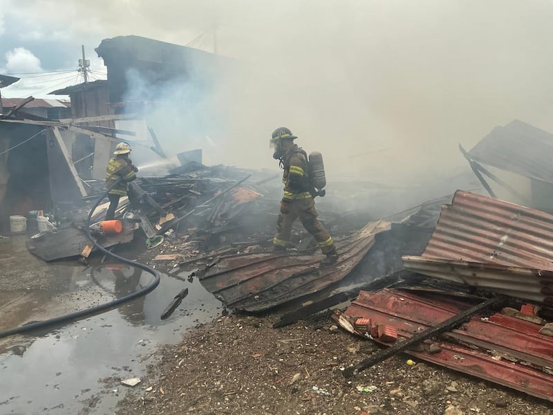 Incendio en una barraca en Santa Cruz, Curundú, deja unas 18 familias afectadas