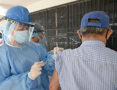 La pandemia se ensaña con mayores de 60 años; jóvenes:  ‘motor’ del virus 