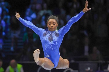 Biles alcanza las 23 medallas de oro en los mundiales tras imponerse en las finales de barra y suelo