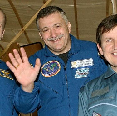 Cosmonautas rusos inician una caminata espacial