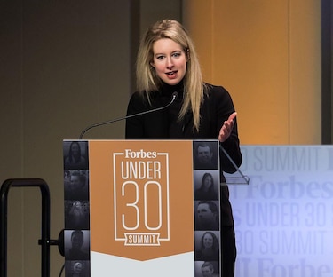 Por qué Elizabeth Holmes sigue siendo la estafadora más fascinante de EE.UU.