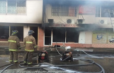 Bomberos controlan incendio en la Zona Libre de Colón