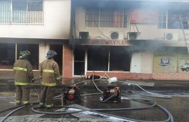 Bomberos controlan incendio en la Zona Libre de Colón