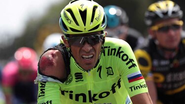 Contador se cae en la primera etapa del Tour pero sigue en carrera