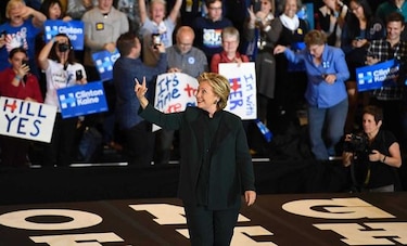 Clinton, confiada, sale de nuevo a hacer campaña en Estados Unidos