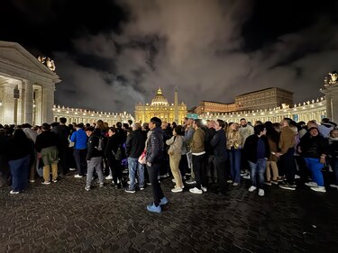 Multitudinario tributo de medianoche al papa Francisco
