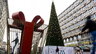 Un árbol de Navidad de 98 mil dólares suscita indignación en Belgrado