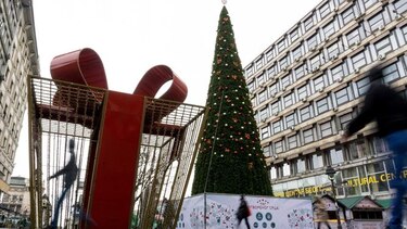 Un árbol de Navidad de 98 mil dólares suscita indignación en Belgrado