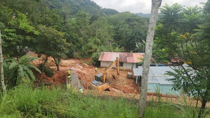 Larga caminata para tomar el autobús, tras el cierre de la vía Transístmica en el Guarumal