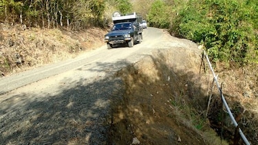 Derrumbe de vía en Tonosí pone en peligro a conductores