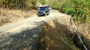 Derrumbe de vía en Tonosí pone en peligro a conductores