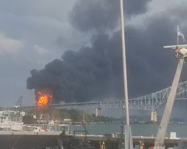 Tras controlar incendio, vuelven a cerrar el puente de las Américas