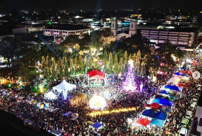 Alumbrado navideño en el parque Cervantes, en David, este martes 10 de diciembre de 2024. Foto tomada de @alcaldiadavid