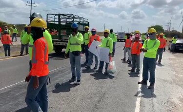 Obreros de la construcción cierran la carretera Panamericana, en Penonomé
