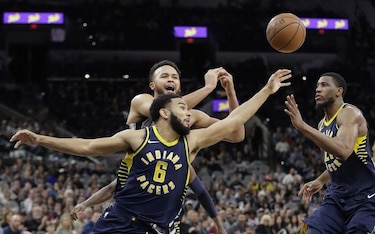 San Antonio encaja tercera derrota en casa y Boston patina