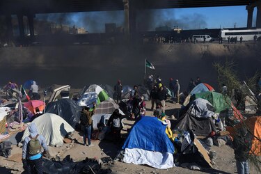 Migrantes y autoridades se enfrentan en el norte de México por desalojo