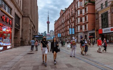 China notifica 2,204 casos locales de la covid y un fallecido por la enfermedad