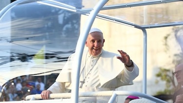Francisco, conmovido al ver a panameños con sus niños en brazos al paso del papamóvil