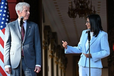 Qué significa para la economía de Venezuela que EU haya suavizado las sanciones contra los bancos estatales del país