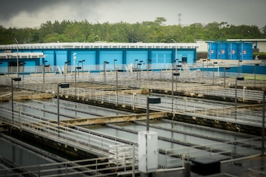 Idaan trabaja en fuga de aceite en potabilizadora; sectores altos de San Miguelito y Panamá registran baja presión