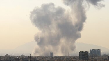 ¿Por qué Estados Unidos e Israel atacaron a Irán en este momento (y cómo podría acabar este conflicto)?
