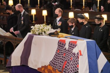 El féretro del príncipe Felipe es descendido a la cripta real para su inhumación