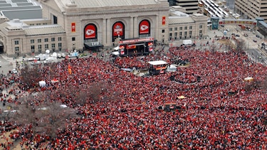 Miles de aficionados ovacionan en las calles de Kansas City a los bicampeones de la NFL
