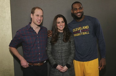 LeBron James viola protocolo al tocar a futura reina británica