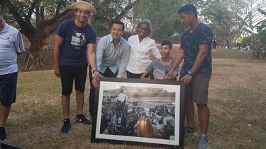 Fotógrafo entrega cuadro con la imagen viral de la JMJ al joven Lucas