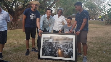Fotógrafo entrega cuadro con la imagen viral de la JMJ al joven Lucas