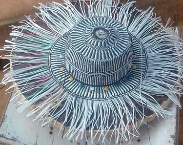 Chitreano confecciona sombreros con material reciclado y los vende hasta en 60 dólares