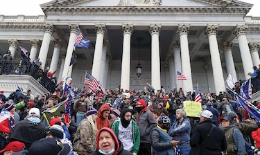 Asedio a la democracia; inédita transición en Estados Unidos