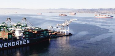 Canal de Suez sigue bloqueado por buque de bandera panameña