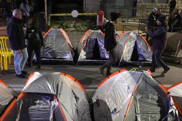 Netanyahu dice tener una propuesta para liberar rehenes tras inusual reunión con familias