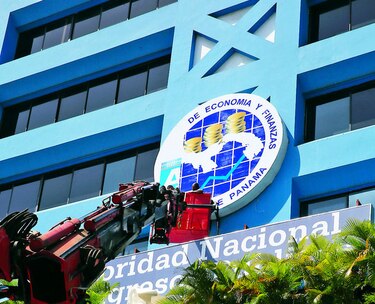 Renuncian algunos funcionarios del MEF acusados de nepotismo